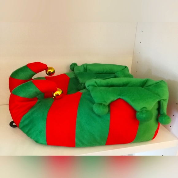 🆕 Men's size 9-10 Christmas Elf red green Christmas slippers with bell - Picture 1 of 4